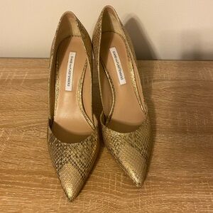 Diane Von Furstenberg Gold Heels with Textured Design and Pointed Toe